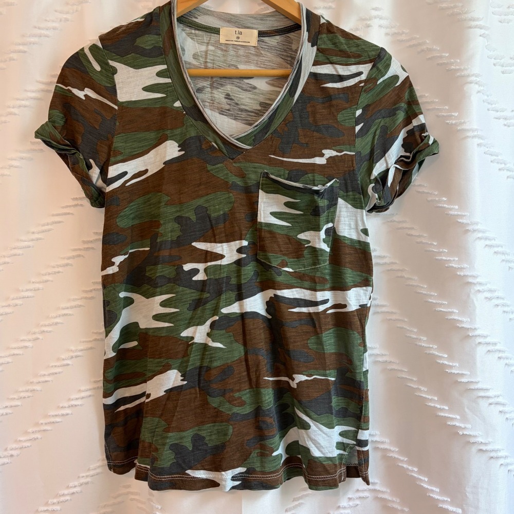 Anthropologie t.la Camo V-Neck Pocket T-Shirt Green Brown XS‎ Made in USA